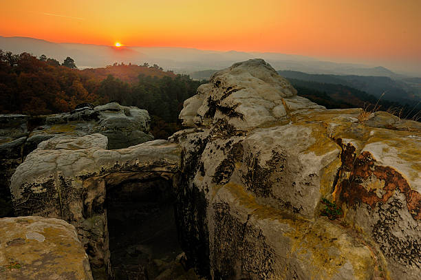 夕暮れの burg regenstein - regenstein ストックフォトと画像