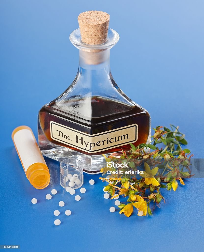 Hypericum divisione, estrarre e omeopatici pillole - Foto stock royalty-free di Blu