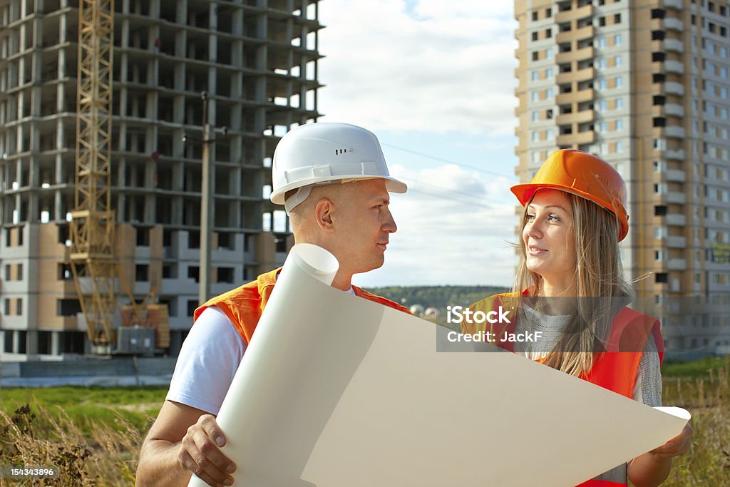 Dois trabalhadores na construção de site - Foto de stock de Adulto royalty-free