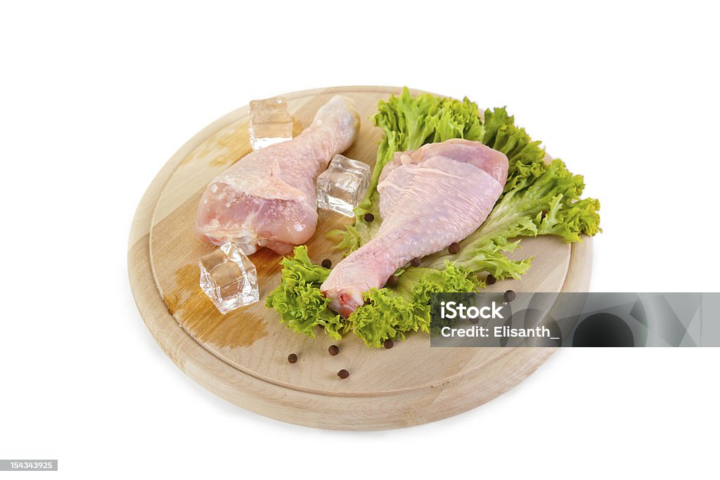 신선한 및 냉동상태의 치킨 레그스, 야채샐러드 - 로열티 프리 0명 스톡 사진