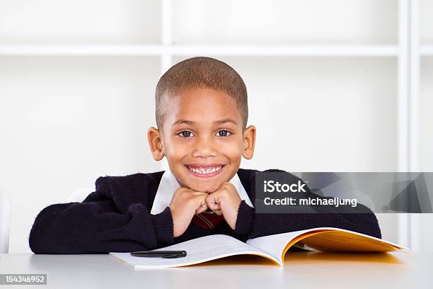 Elemental Niño En Edad Escolar Foto de stock y más banco de imágenes de Uniforme - Uniforme, Africano-americano, Afrodescendiente