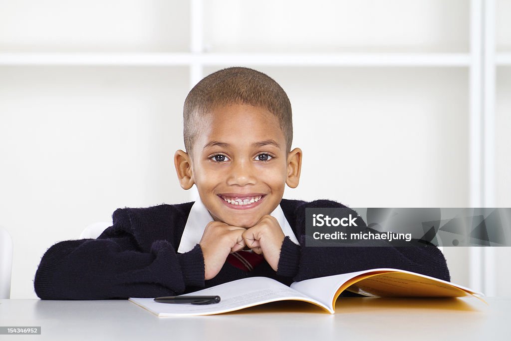 elementary Écolier garçon - Photo de Uniforme libre de droits