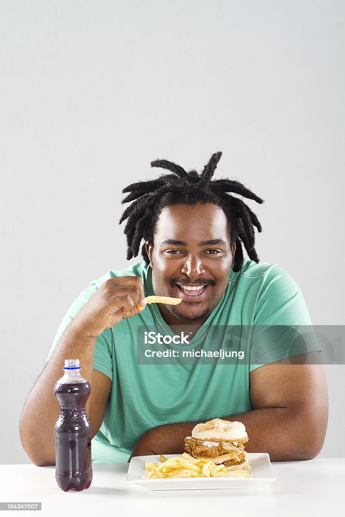 Homme afro-américain manger des chips - Photo de Manger libre de droits