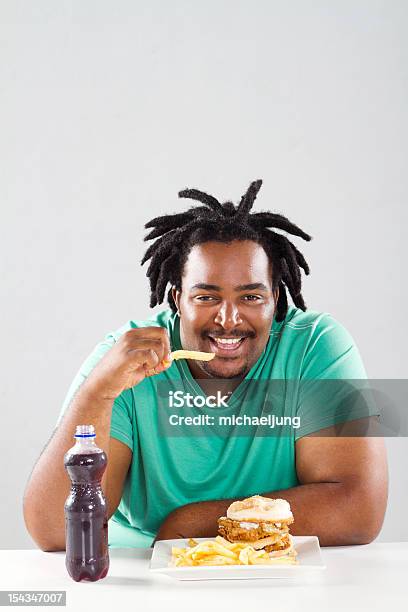 Photo libre de droit de Homme Afroaméricain Manger Des Chips banque d'images et plus d'images libres de droit de Manger - Manger, D'origine africaine, Hommes