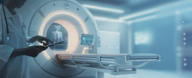 병원 건강 관리 실험실에서 고급 mri 엑스레이 스캔 의료 진단 기계를 복사 공간 영역이 있는 넓은 배너로 디지털 태블릿을 사용하는 여성 의사. - radiologist x ray computer medical scan 뉴스 사진 이미지