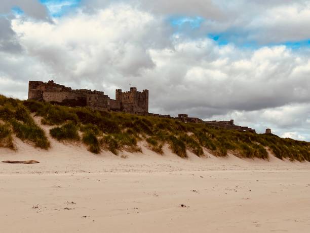 뱀버그 성을 배경으로 한 뱀버그 해변 - bamburgh bamburgh castle sand dune history 뉴스 사진 이미지