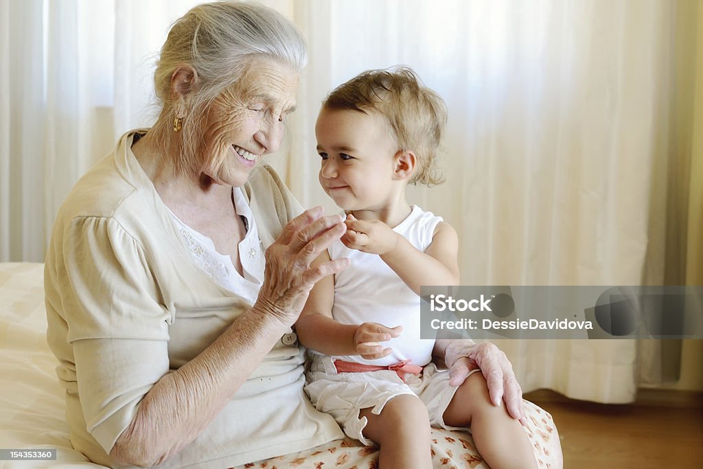 Porträt eines Babys und Urgroßmutter - Lizenzfrei Baby Stock-Foto