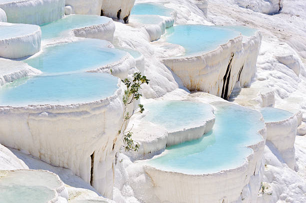 basen trawertynowy w starożytny hierapolis - mineral waterfall water flowing zdjęcia i obrazy z banku zdjęć