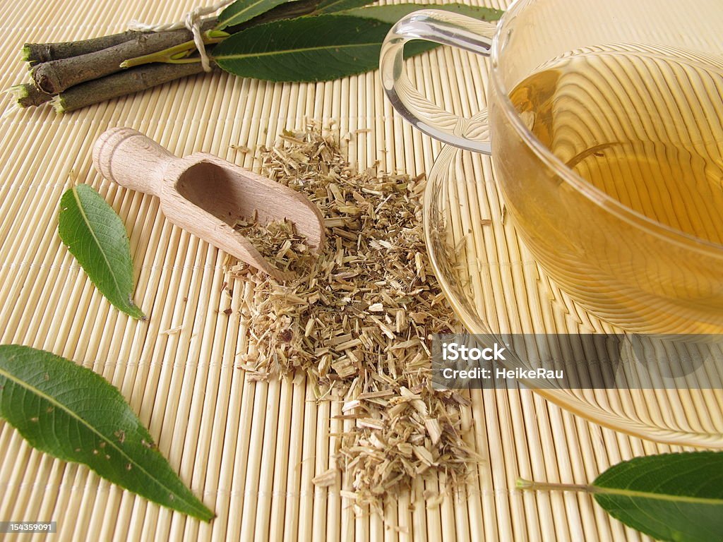 Tea with willow bark Tea with willow bark - Tee mit Weidenrinde Plant Bark Stock Photo