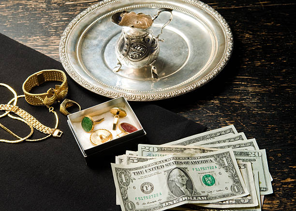 istock selling gold for cash 154359486