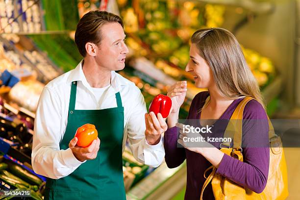 Foto de Mulher No Supermercado E Comprar Assistente e mais fotos de stock de Cliente - Cliente, Assistência, Fruta