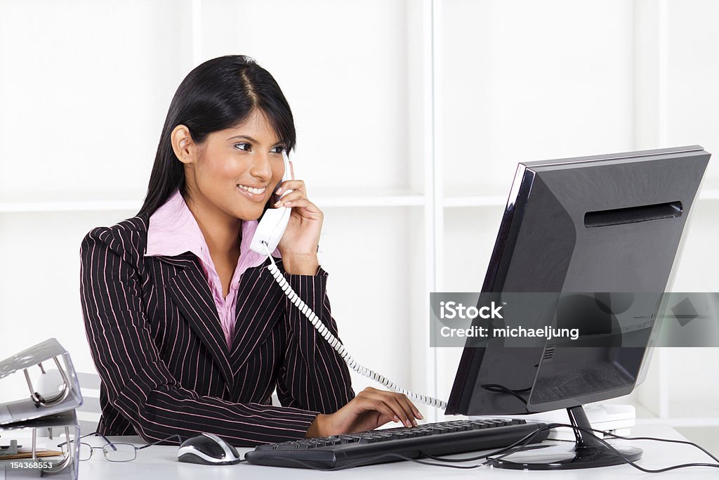 Mulher de Negócios, trabalhando no escritório - Royalty-free A usar um telefone Foto de stock