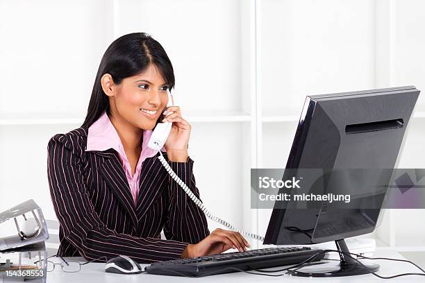 Mulher De Negócios Trabalhando No Escritório - Fotografias de stock e mais imagens de A usar um telefone - A usar um telefone, Escritório, Mulheres
