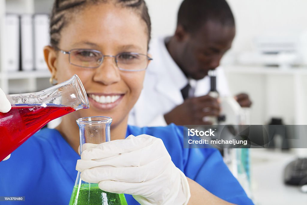 african american femme scientifique faisant des expériences - Photo de Afro-américain libre de droits