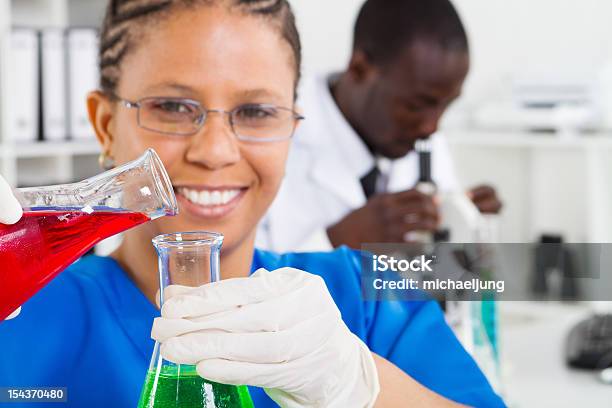 Photo libre de droit de African American Femme Scientifique Faisant Des Expériences banque d'images et plus d'images libres de droit de Afro-américain