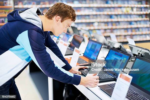 Foto de Procurando Um Bom Negócio e mais fotos de stock de Loja de Produtos Eletrônicos - Loja de Produtos Eletrônicos, Laptop, Homens