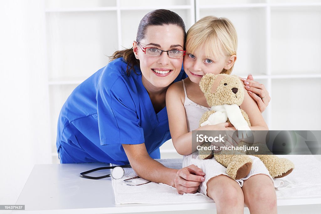 Poco personal de enfermería y el paciente - Foto de stock de Niño libre de derechos