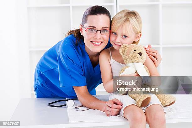 Медсестра И Маленький Пациент — стоковые фотографии и другие картинки Ребёнок - Ребёнок, Улыбаться, Болезнь
