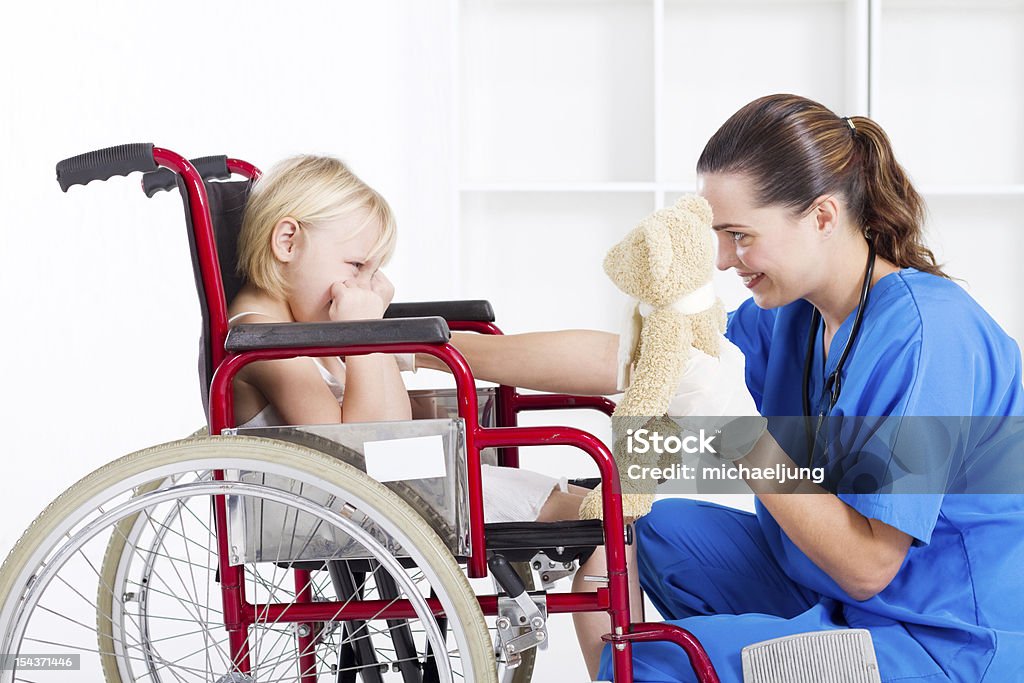 Krankenschwester jubeln bis traurigen kleinen Patienten - Lizenzfrei Kind Stock-Foto