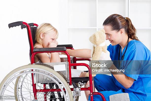 Infermiera Tifo Up Sad Piccolo Paziente - Fotografie stock e altre immagini di Bambino - Bambino, Sedia a rotelle, Medico