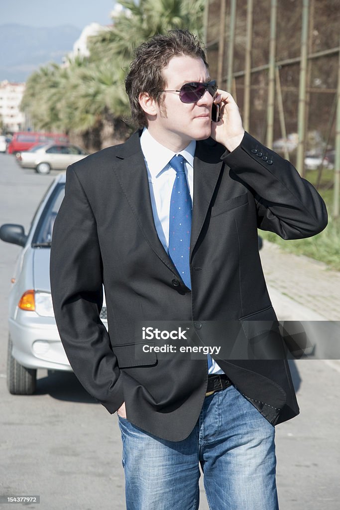 Uomo trovano accanto a sua auto - Foto stock royalty-free di 25-29 anni