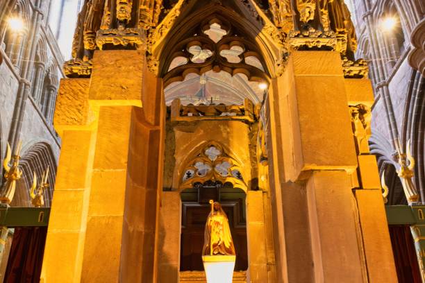 der altar mit der statue des heiligen in der mitte der kathedrale - chester virginia stock-fotos und bilder