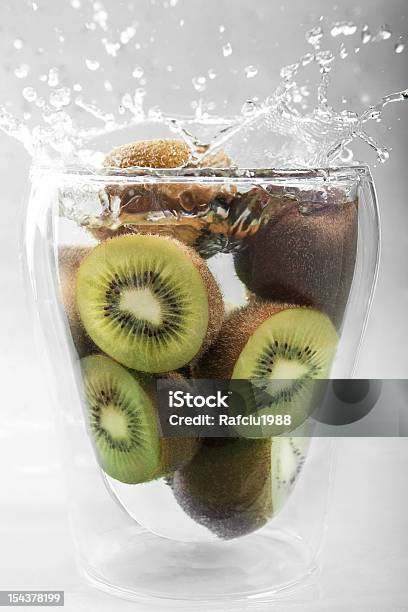 Kiwi - Fotografie stock e altre immagini di Acqua - Acqua, Acqua potabile, Bevanda fredda