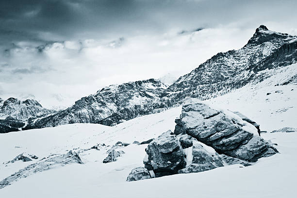 Las montañas de invierno - foto de stock