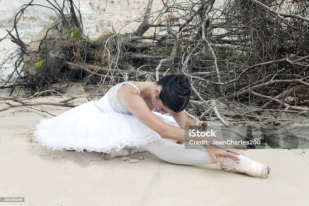 Bailarín de Ballet con blanco tutu de estiramiento - Foto de stock de 20-24 años libre de derechos