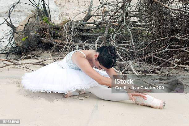 Bailarín De Ballet Con Blanco Tutu De Estiramiento Foto de stock y más banco de imágenes de 20-24 años - 20-24 años, Actividad, Actividad física