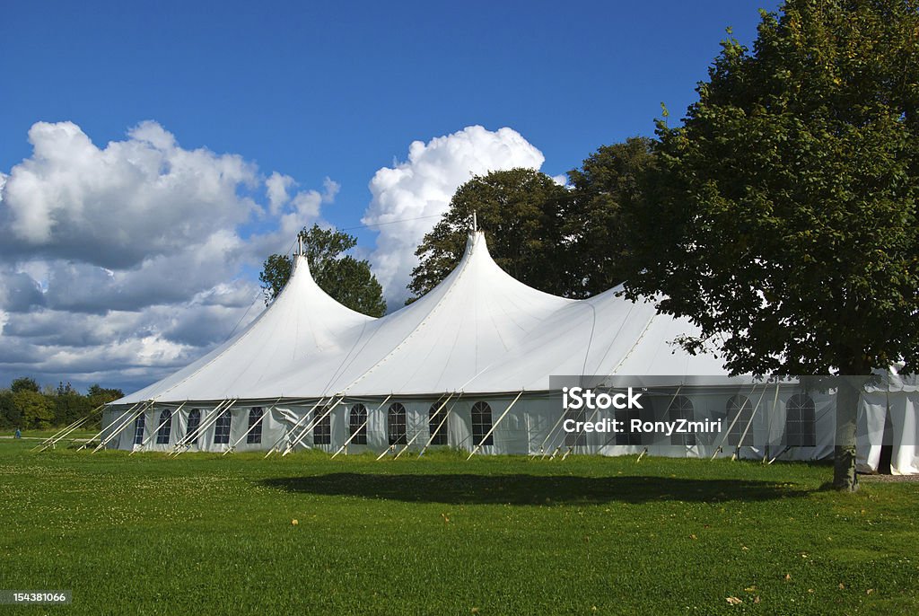 Vervolgen bijgeloof long Large White Party Tent Stock Photo - Download Image Now - Entertainment Tent,  Tent, Wedding - iStock