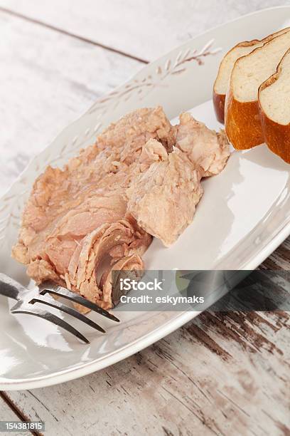 Photo libre de droit de Steak De Thon Sur Assiette banque d'images et plus d'images libres de droit de Aliment - Aliment, Aliment en portion, Aliments et boissons