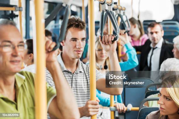 Giovane Uomo Pendolari In Autobus - Fotografie stock e altre immagini di Autobus - Autobus, Folla, Uomini