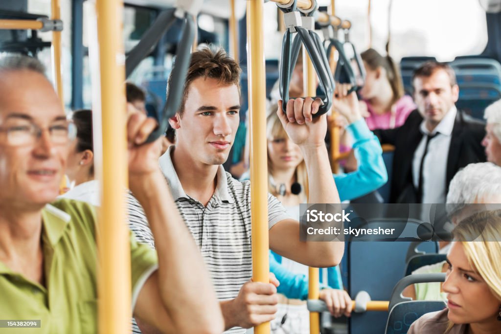 若��い男性の通勤バスがございます。 - バスのロイヤリティフリーストックフォト