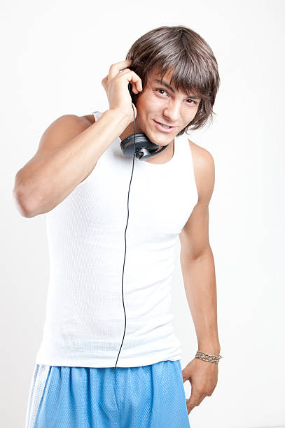 Retrato de un hombre joven con auriculares - foto de stock