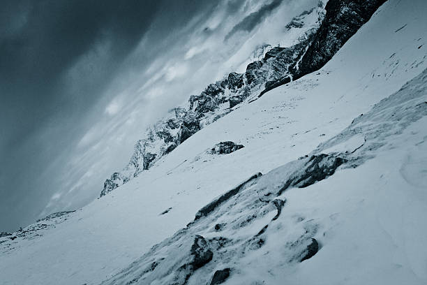 Las montañas de invierno - foto de stock