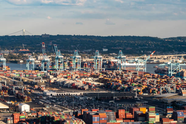 vue aérienne des grues, navires et conteneurs au port - new jersey industrial district newark harbor photos et images de collection