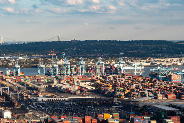 vista aérea de guindastes, navios e contêineres no porto - new jersey usa commercial dock cityscape - fotografias e filmes do acervo