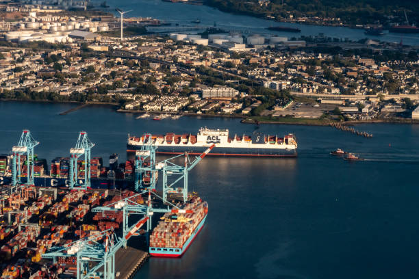 вид с воздуха на морские краны, корабли и контейнеры в порту - port elizabeth стоковые фото и изображения