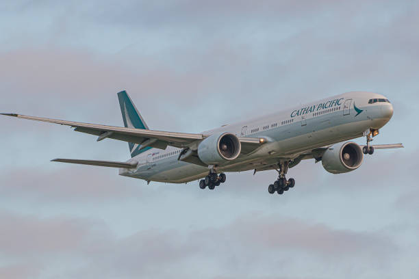 보잉 777 캐세이퍼시픽 항공이 런던 히드로 공항에 착륙합니다. - terminal 5 heathrow airport 뉴스 사진 이미지