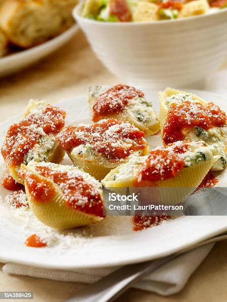 Carcasas Relleno De Pasta Foto de stock y más banco de imágenes de Conchiglie - Conchiglie, Relleno - Descripción física, Manicotti