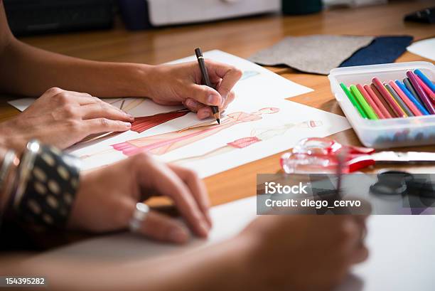 Stilisti Di Moda Femminile Disegno Nuovo Abito In Studio - Fotografie stock e altre immagini di Abbigliamento