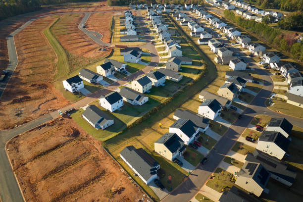 vue aérienne du chantier de construction avec de nouvelles maisons serrées en caroline du sud. les maisons familiales comme exemple de développement immobilier dans les banlieues américaines - lot photos et images de collection