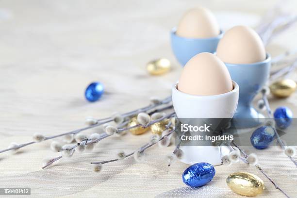 Jaja W Biały I Niebieski Eggcups - zdjęcia stockowe i więcej obrazów Kieliszek do jajek - Kieliszek do jajek, Wielkanoc, Bazia