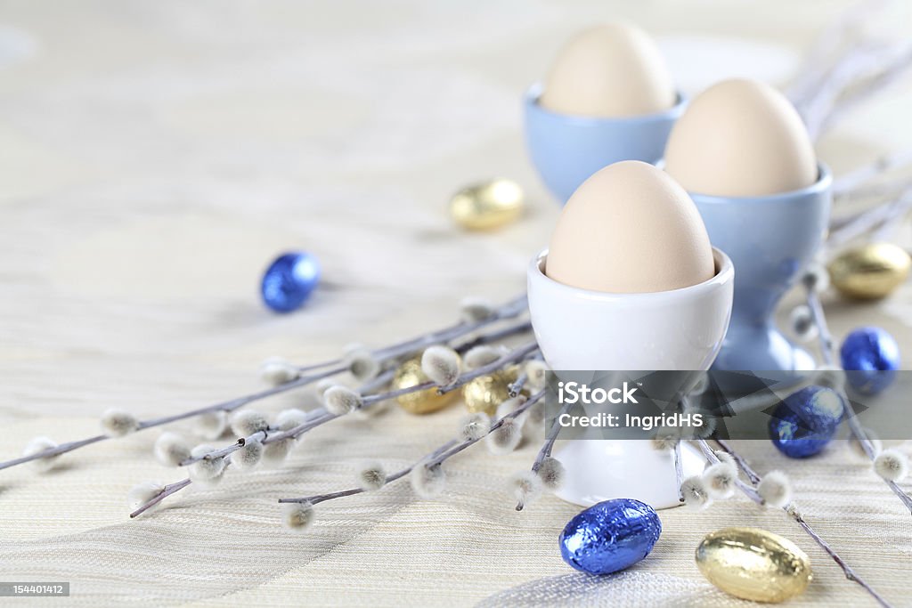 Ovos em branco e azul eggcups - Royalty-free Oveiro Foto de stock