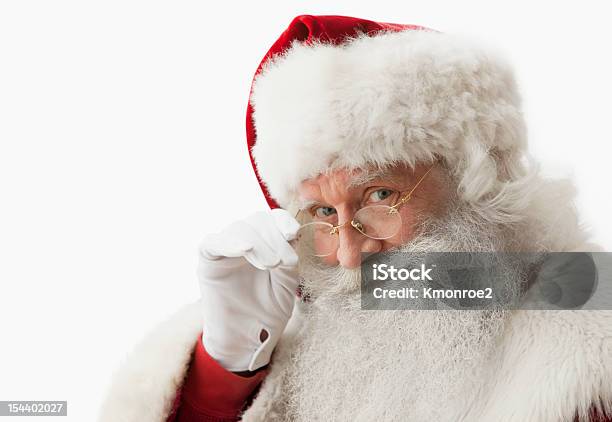 Primo Piano Di Babbo Natale Toccando I Suoi Occhiali - Fotografie stock e altre immagini di Babbo Natale