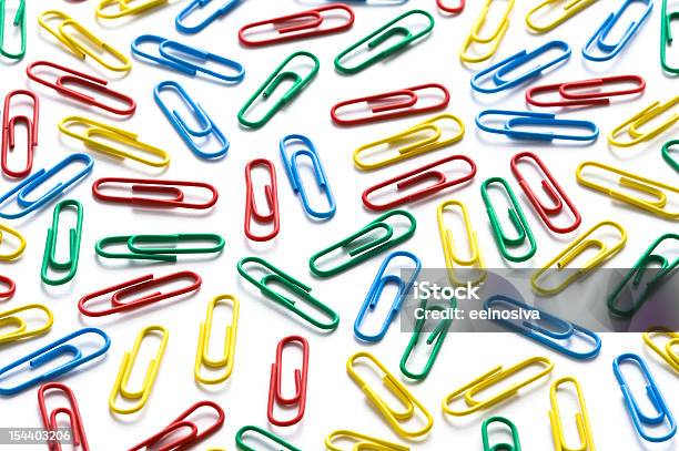 Красочные Paperclips На Белом — стоковые фотографии и другие картинки Без людей - Без людей, Белый, Белый фон