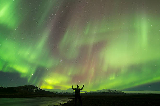 aurora boreal na islândia - iceland meteorology aurora borealis galaxy imagens e fotografias de stock