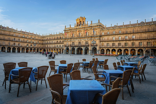 Mesas de restaurante en Plaza Mayor - Salamanca, España photo
