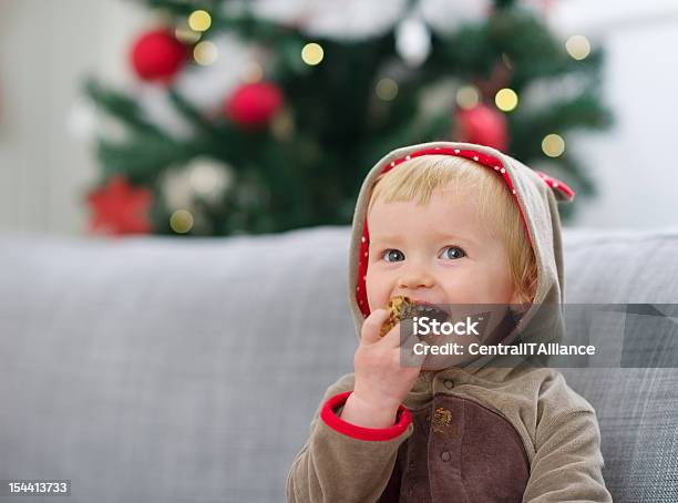 Foto de Roupa De Bebê Feliz Comendo Biscoitos De Natal e mais fotos de stock de Animal - Animal, Artigo de decoração, Bebê